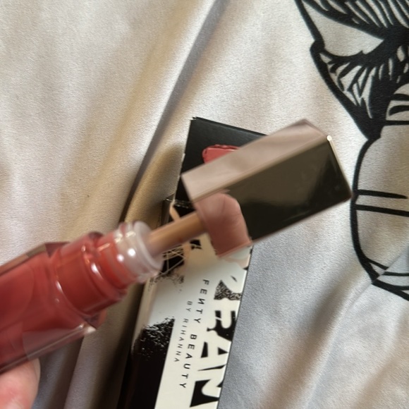 Fenty beauty gloss bomb cream - Picture 4 of 4
